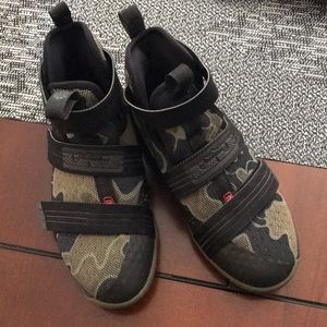 Nike Lebron Camo Basketball Shoes. sz 5Y